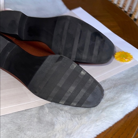 Elegant Brown Leather Slip-On Loafers with Tassel - Picture 6 of 10